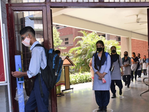School Reopen:कोरोना की दूसरी लहर के बीच खुलने लगे स्कूल,जानिए कौन से राज्य हैं शामिल राज्य