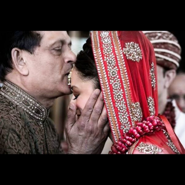 ख़बर जरा हटके: विदाई की सबसे अजीबोगरीब परंपरा, घर से लेकर दरवाजे तक बेटी के सिर पर थूकता है पिता