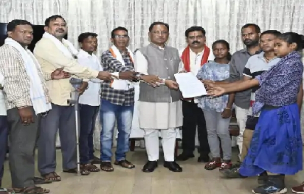 नक्सलियों को अब बख्शेगी नहीं सरकार: घायल आदिवासियों की गुहार पर राज्यपाल सख्त